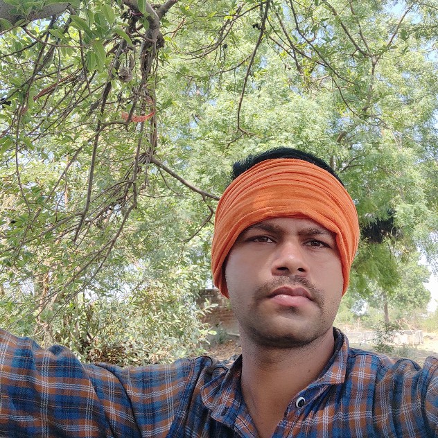 Sunil from Rajod in Rajasthan has been planting trees for 9 consecutive years. A total of 1270 trees are alive till date.